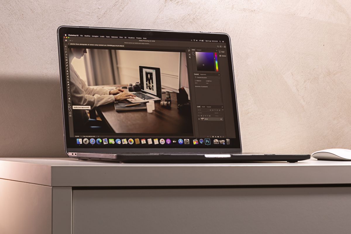Ordinateur portable sur un bureau, photo d’illustration